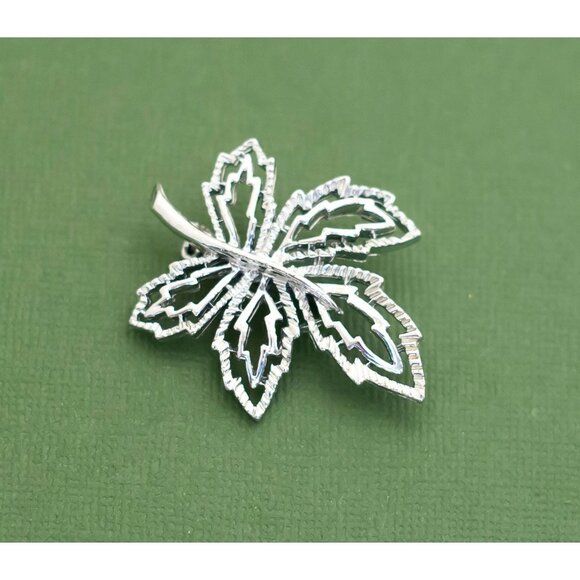 Vintage Mid Century Silver Tone Leaf Brooch K8 - Picture 1 of 2